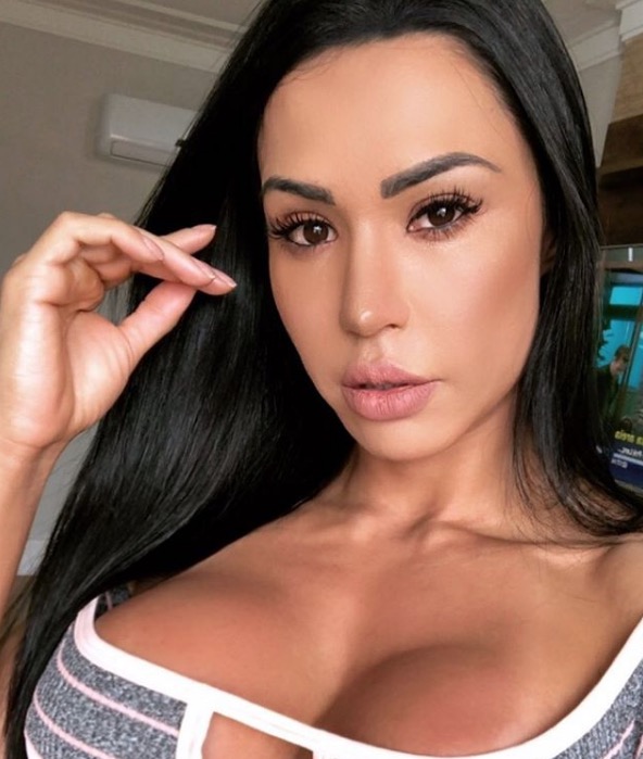 Gracyanne Barbosa leva tapinhas de Belo no bumbum enquanto dança funk