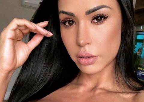 Gracyanne Barbosa leva tapinhas de Belo no bumbum enquanto dança funk