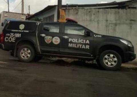 Dupla é presa após fugir da polícia e bater carro em mureta em Manaus