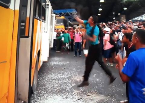 Revoltada, população inicia quebra-quebra de ônibus após paralisação no T4