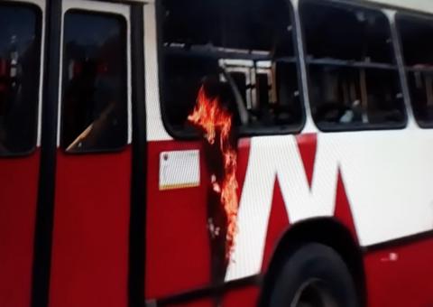 Sem ônibus, população fecha avenida e ateia fogo em ônibus em Manaus
