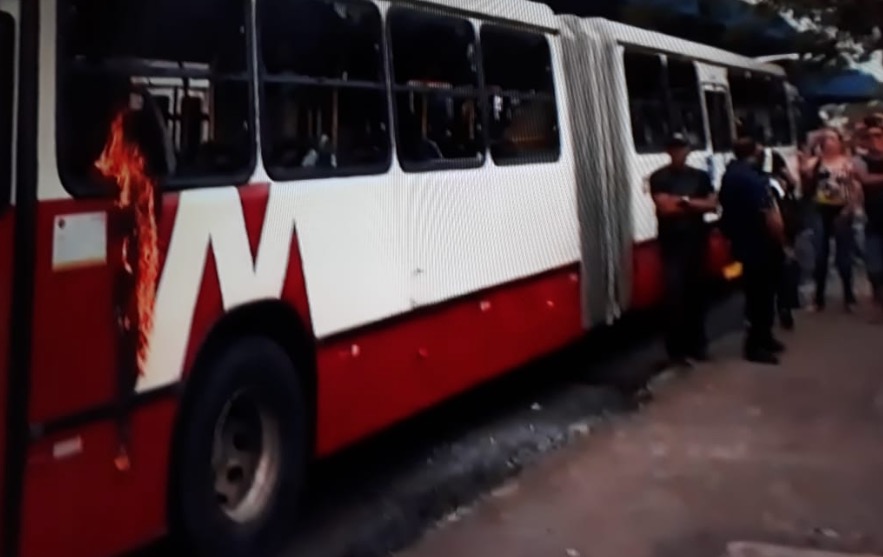 Sem ônibus, população fecha avenida e ateia fogo em ônibus em Manaus