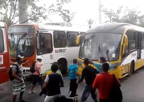 Vídeos mostram ônibus sendo depredados no 7º dia da greve dos rodoviários em Manaus