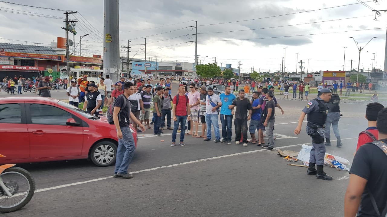 Em meio a caos, manifestantes desafiam polícia e bloqueiam Bola do Produtor em Manaus