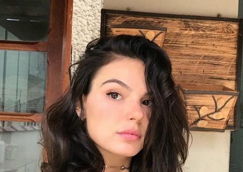 Às vésperas do casamento, Isis Valverde tem foto íntima vazada