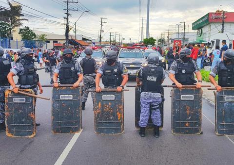 Duas pessoas são presas por depredar e atear fogo em ônibus próximo ao T4