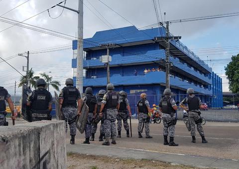 Na tentativa de conter manifestantes, polícia arremessa gás lacrimogênio dentro de escola em Manaus