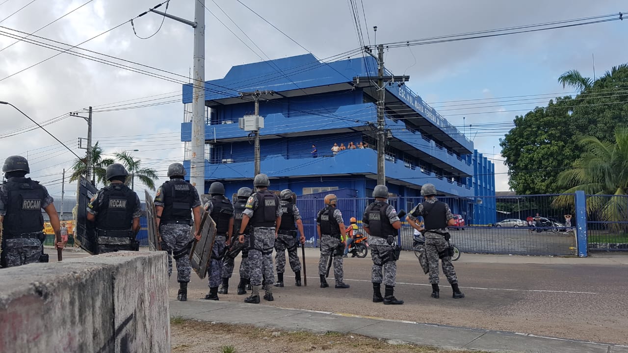 Na tentativa de conter manifestantes, polícia arremessa gás lacrimogênio dentro de escola em Manaus