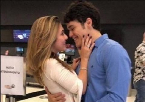 Aos 17, Klara Castanho causa polêmica ao posar em clima de romance com ator de 28 anos 