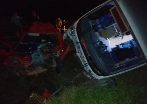 Acidente gravíssimo entre carro e micro-ônibus deixa um morto na AM-070