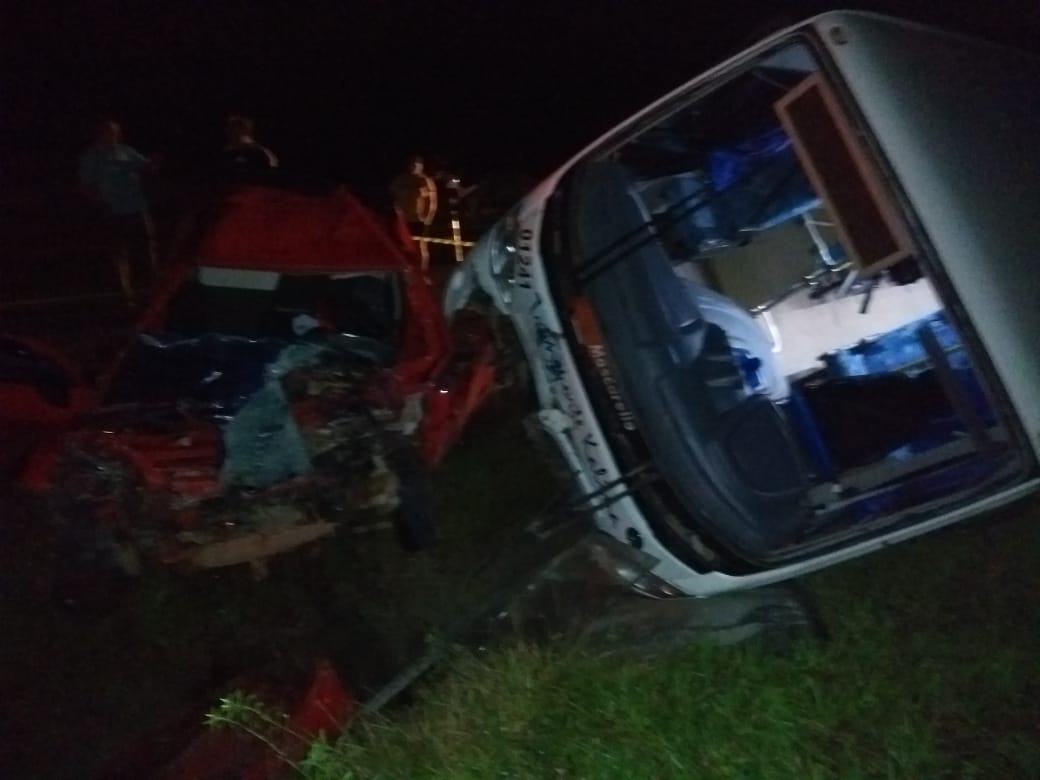 Acidente gravíssimo entre carro e micro-ônibus deixa um morto na AM-070