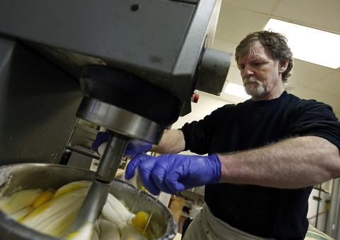 Justiça decide a favor de confeiteiro que se recusou a fazer bolo a casal gay  