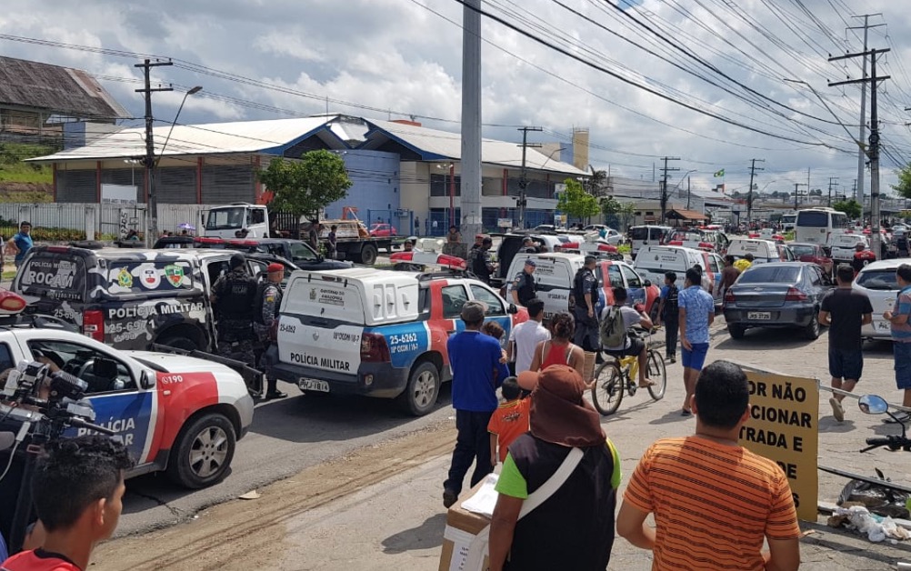 Cerca de 50 viaturas tentam conter novo bloqueio na Bola do Produtor