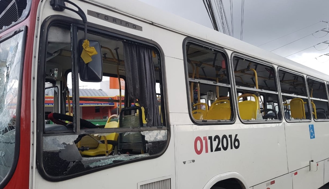 Mais de 60 ônibus são destruídos durante greve dos rodoviários nessa segunda-feira
