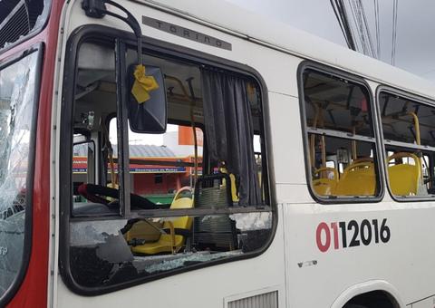 Mais de 60 ônibus são destruídos durante greve dos rodoviários nessa segunda-feira