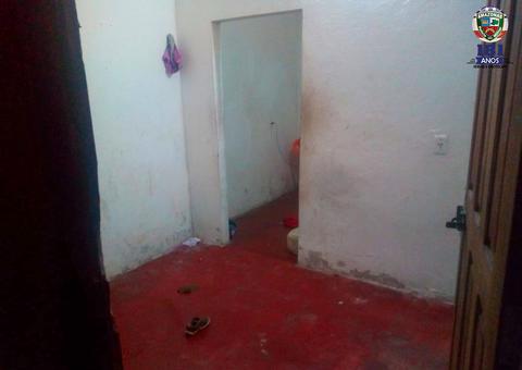 Em Manaus, polícia resgata crianças de 2 e 3 anos abandonadas em quarto