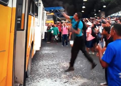 Fim da greve: Rodoviários e Sinetram fecham acordo após depredação de ônibus em Manaus