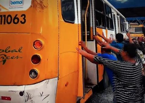 Em Manaus, 9 pessoas são presas por quebrar e atear fogo em ônibus 