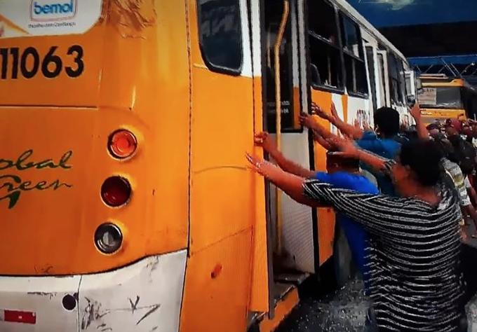 Em Manaus, 9 pessoas são presas por quebrar e atear fogo em ônibus 