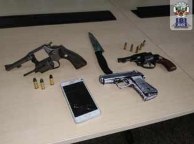 Dupla armada é presa suspeita de ‘fazer a limpa’ em loja durante assalto em Manaus