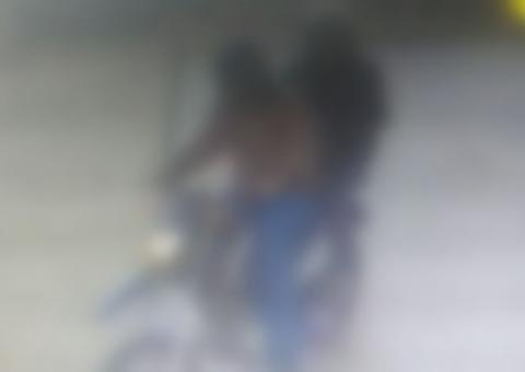 Mulher tem moto roubada após ser estuprada por assaltantes em rodovia