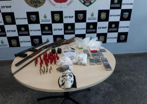 Estudante é preso com armas e drogas dentro de casa em Manaus