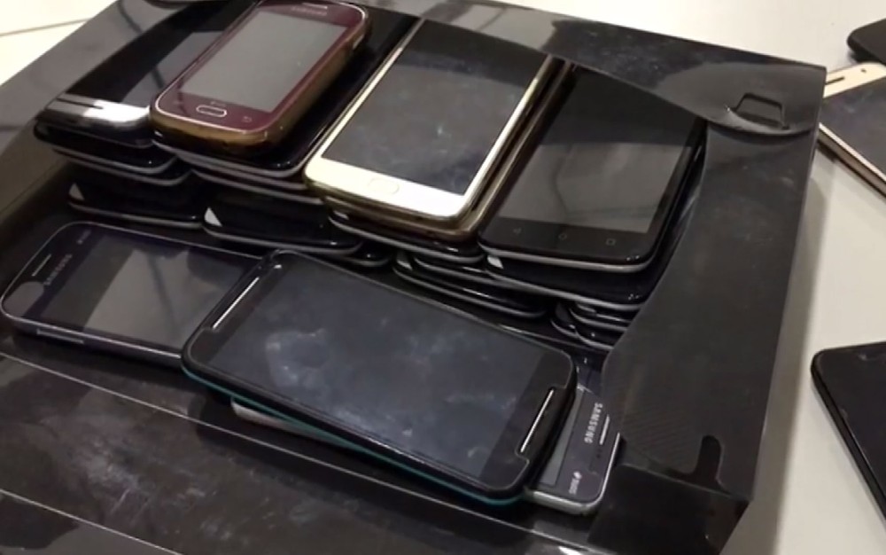 Professora é flagrada com 31 celulares em presídio 