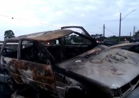 Incêndio no parqueamento do Detran destrói mais de 100 veículos