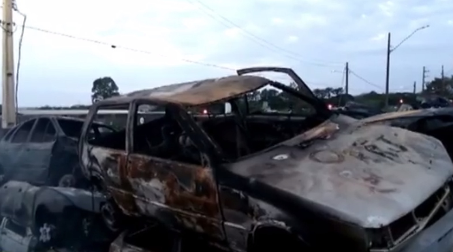 Incêndio no parqueamento do Detran destrói mais de 100 veículos