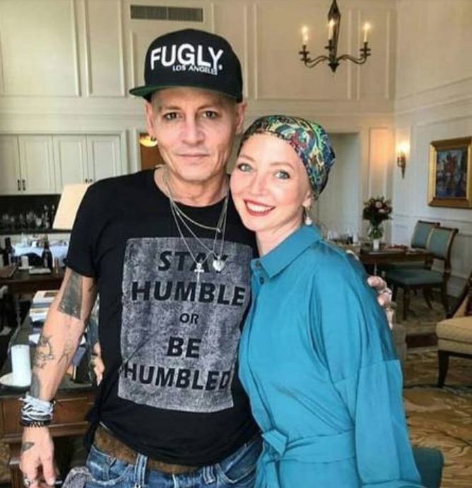 Johnny Depp surge irreconhecível e preocupa fãs