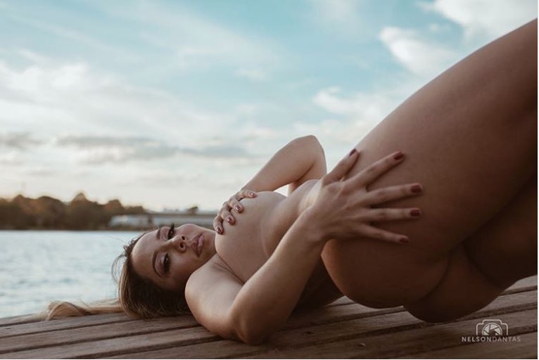Nua, Mulher Melão dá close de baixo para cima e enlouquece seguidores