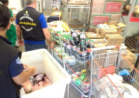 Procon apreende produtos vencidos e carne estragada em supermercado de Manaus 