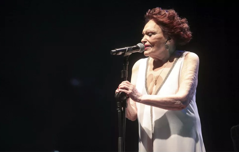 Atriz Bibi Ferreira é internada no Rio