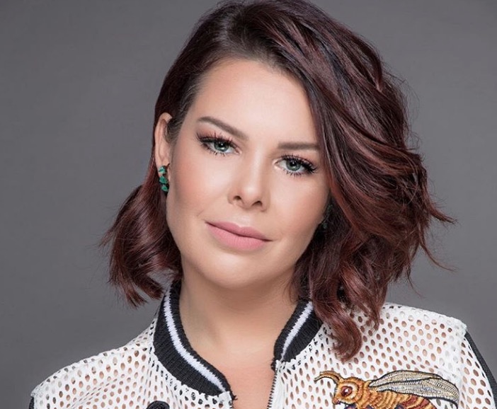 Após 2 anos ruiva, Fernanda Souza muda visual e surge com fios curtinhos