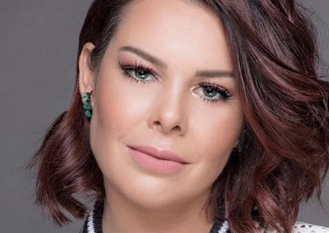 Após 2 anos ruiva, Fernanda Souza muda visual e surge com fios curtinhos