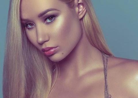 Biquíni não dá conta e Iggy Azalea deixa bumbum GG e parte do seio à mostra