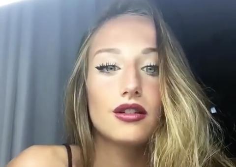 Bruna Griphao empina bumbum avantajado e chama atenção por corpão natural