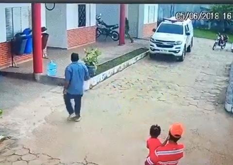 Homem foge algemado de dentro da viatura no Amazonas, veja vídeo