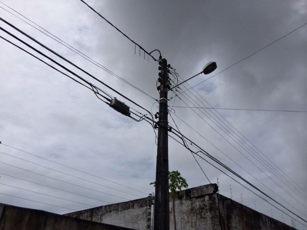 Homem morre após levar choque e cair de poste no Amazonas
