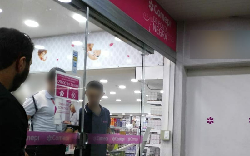 Com uniforme de carteiro, dupla rende funcionários e rouba loja da Comepi em Manaus