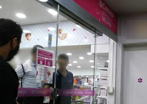 Com uniforme de carteiro, dupla rende funcionários e rouba loja da Comepi em Manaus