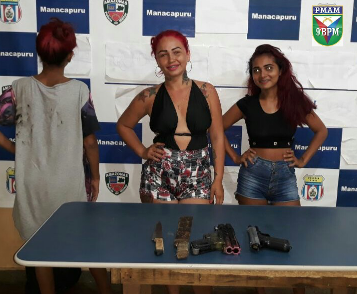 Mulheres posam para foto da polícia após serem presas por suspeita de roubos no Amazonas