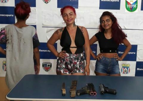 Mulheres posam para foto da polícia após serem presas por suspeita de roubos no Amazonas