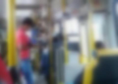 Cobrador de ônibus esfaqueia e mata passageira durante discussão