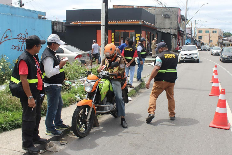 Mototaxistas clandestinos têm motos apreendidas durante blitz em Manaus