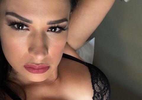 Simone posa 'se querendo' de lingerie e marido deixa recado