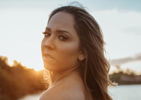 Mulher Melão chuta o balde de fase recatada e posa nua