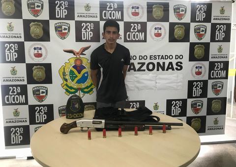 Jovem é preso em flagrante com colete à prova de balas e espingarda em Manaus