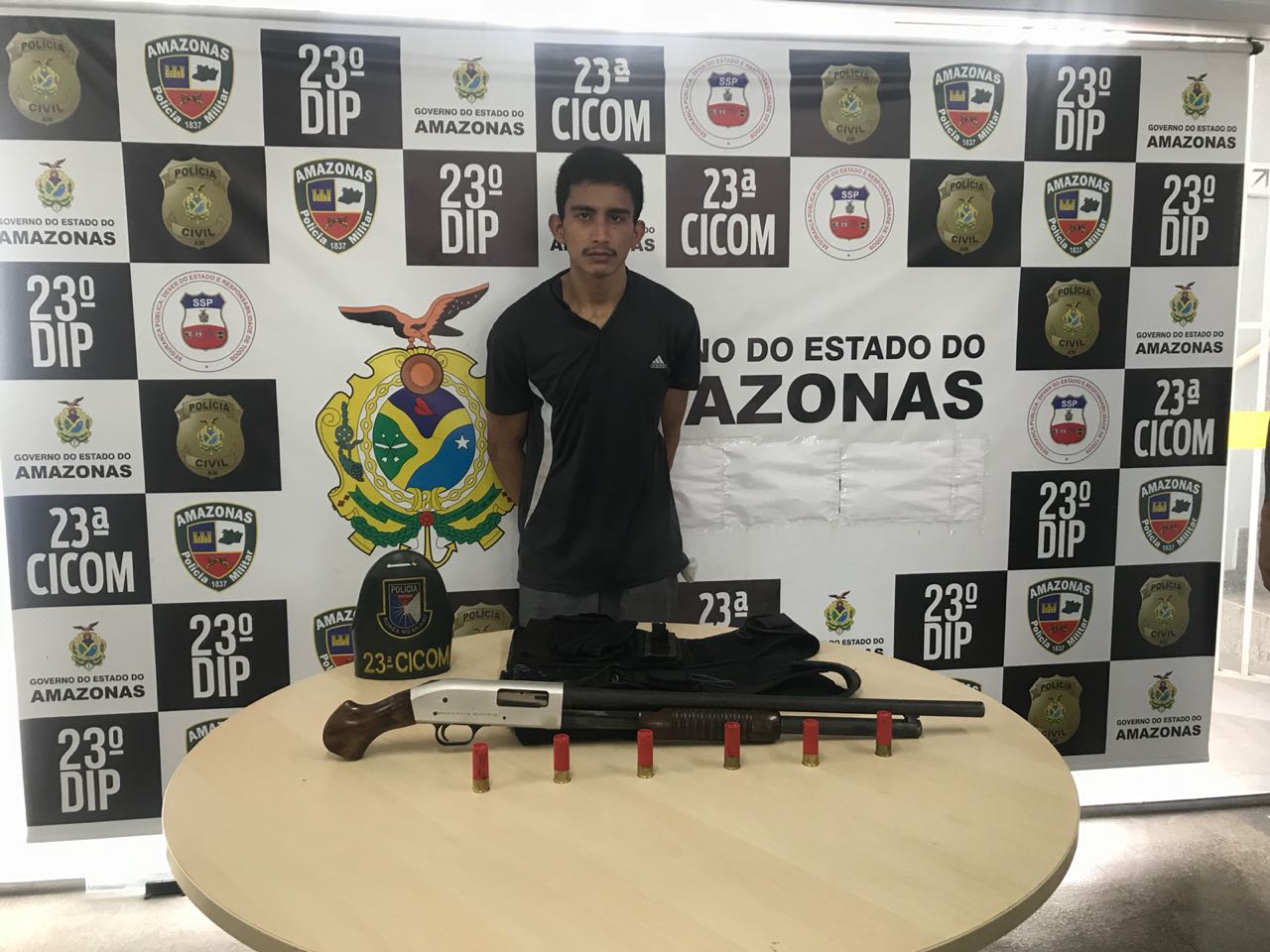 Jovem é preso em flagrante com colete à prova de balas e espingarda em Manaus