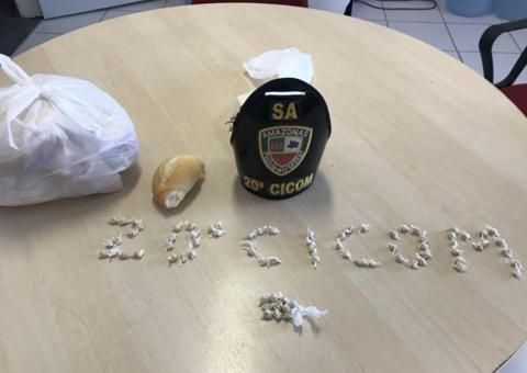 Homem é preso 95 porções de drogas dentro de sacola com pão em Manaus